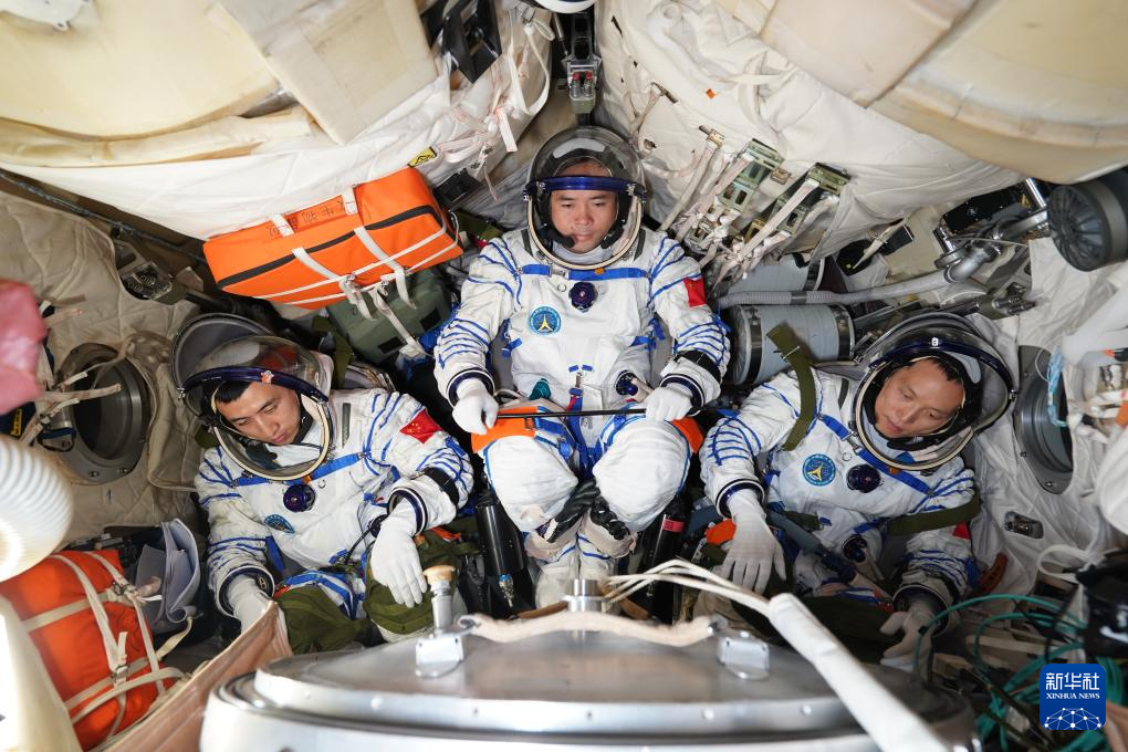 心怀凌云壮志逐梦星辰大海——记神舟二十一号航天员乘组(图1)