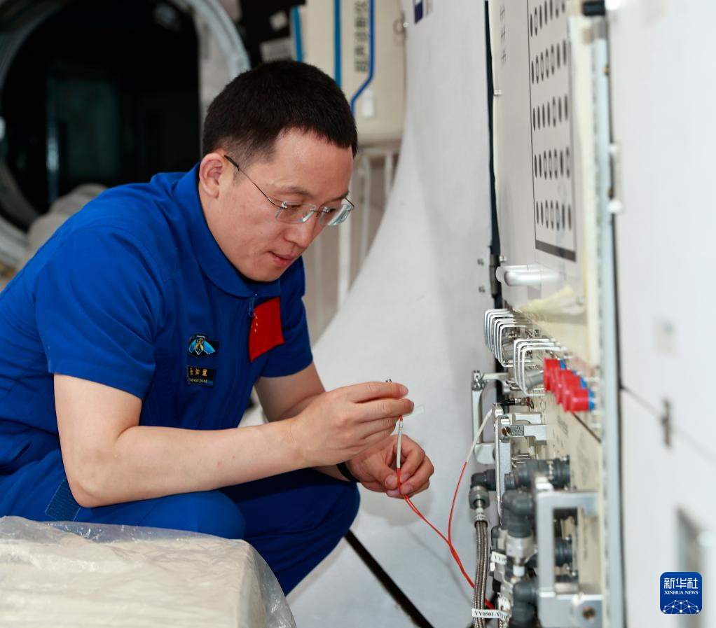 心怀凌云壮志逐梦星辰大海——记神舟二十一号航天员乘组(图10)